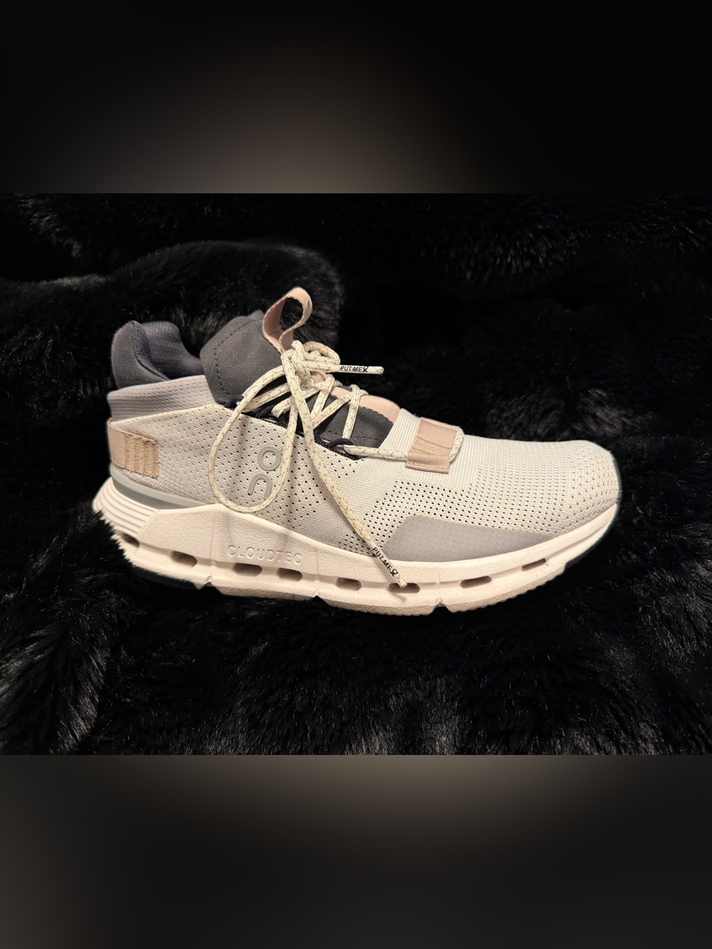 On Running Women’s Lightweight Trainer in Light Gray and Pink